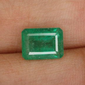1.49カラットの天然グリーンエメラルド（8×6 mm・エメラルドカット）