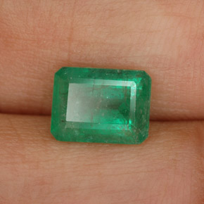 1.49カラットの天然グリーンエメラルド（8×6 mm・エメラルドカット）