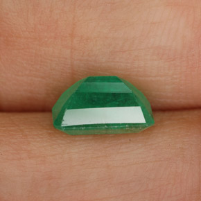 1.49カラットの天然グリーンエメラルド（8×6 mm・エメラルドカット）
