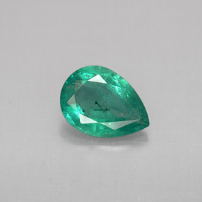 0.91カラットの天然グリーンエメラルド（8.2×6 mm・洋梨の形）