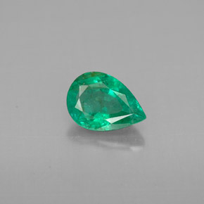 0.65カラットの天然グリーンエメラルド（7×5.1 mm・洋梨の形）