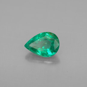 0.65カラットの天然グリーンエメラルド（7×5.1 mm・洋梨の形）