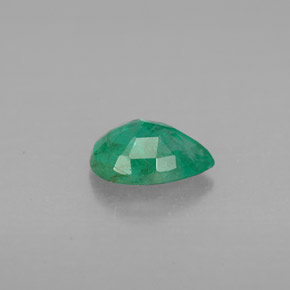 0.65カラットの天然グリーンエメラルド（7×5.1 mm・洋梨の形）