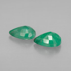 カラットの天然グリーンエメラルド（7.1×5.1 mm・洋梨の形）