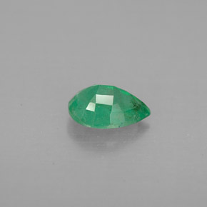 0.66カラットの天然グリーンエメラルド（7×5.2 mm・洋梨の形）