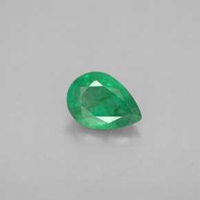 0.59カラットの天然グリーンエメラルド（6.9×5 mm・洋梨の形）