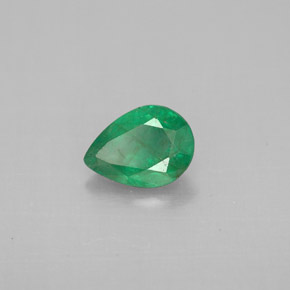 0.59カラットの天然グリーンエメラルド（6.9×5 mm・洋梨の形）