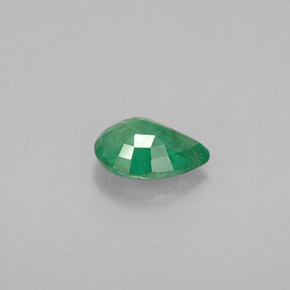 0.59カラットの天然グリーンエメラルド（6.9×5 mm・洋梨の形）