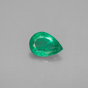 0.56カラットの天然グリーンエメラルド（7×5.1 mm・洋梨の形）