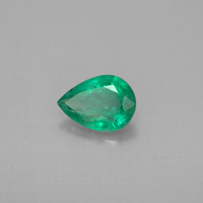 0.56カラットの天然グリーンエメラルド（7×5.1 mm・洋梨の形）