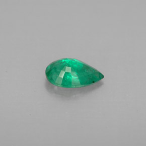 0.56カラットの天然グリーンエメラルド（7×5.1 mm・洋梨の形）