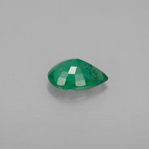 0.55カラットの天然グリーンエメラルド（6.9×4.9 mm・洋梨の形）