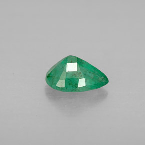 0.67カラットの天然グリーンエメラルド（7.1×5.1 mm・洋梨の形）