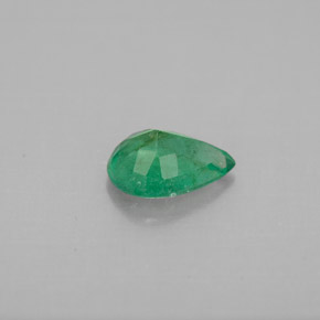 0.57カラットの天然グリーンエメラルド（7×5 mm・洋梨の形）