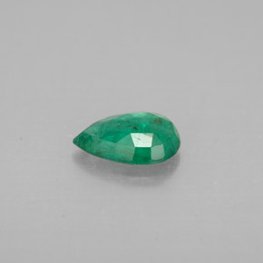 0.50カラットの天然グリーンエメラルド（7×4.9 mm・洋梨の形）