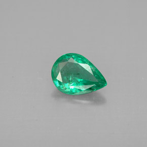0.50カラットの天然グリーンエメラルド（6.9×5 mm・洋梨の形）