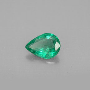0.50カラットの天然グリーンエメラルド（6.9×5 mm・洋梨の形）