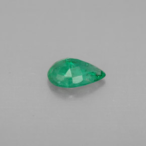 0.50カラットの天然グリーンエメラルド（6.9×5 mm・洋梨の形）