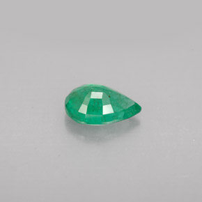 0.99カラットの天然グリーンエメラルド（8.1×6 mm・洋梨の形）