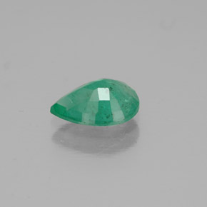 0.85カラットの天然グリーンエメラルド（8.1×5.9 mm・洋梨の形）