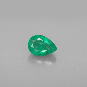 0.78カラットの天然グリーンエメラルド（7.1×5.1 mm・洋梨の形）