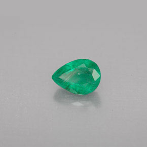 0.78カラットの天然グリーンエメラルド（7.1×5.1 mm・洋梨の形）