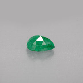 0.78カラットの天然グリーンエメラルド（7.1×5.1 mm・洋梨の形）
