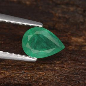 0.69カラットの天然グリーンエメラルド（7.1×5.1 mm・洋梨の形）