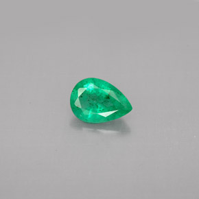 0.58カラットの天然グリーンエメラルド（7×4.9 mm・洋梨の形）