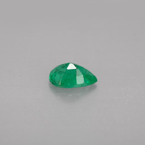 0.58カラットの天然グリーンエメラルド（7×4.9 mm・洋梨の形）