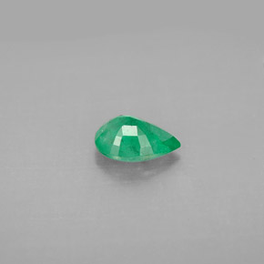 0.59カラットの天然グリーンエメラルド（6.9×4.9 mm・洋梨の形）
