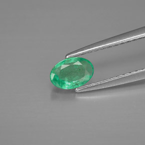 0.42カラットの天然グリーンエメラルド（5.8×4 mm・オーバルカット）