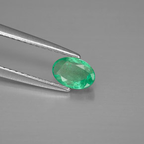 0.42カラットの天然グリーンエメラルド（5.8×4 mm・オーバルカット）