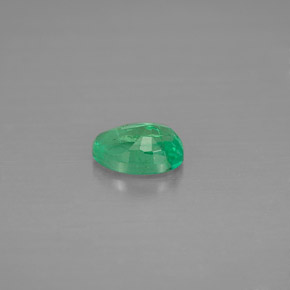0.42カラットの天然グリーンエメラルド（5.8×4 mm・オーバルカット）
