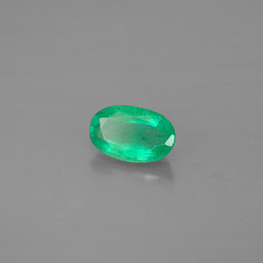 0.40カラットの天然グリーンエメラルド（6.2×3.9 mm・オーバルカット）