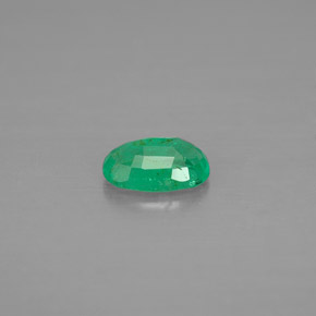0.40カラットの天然グリーンエメラルド（6.2×3.9 mm・オーバルカット）