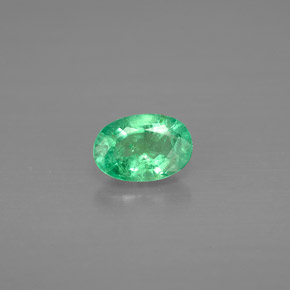 0.43カラットの天然グリーンエメラルド（6×4.1 mm・オーバルカット）