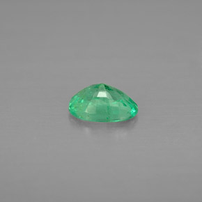 0.43カラットの天然グリーンエメラルド（6×4.1 mm・オーバルカット）