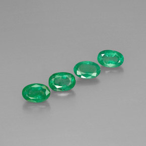 カラットの天然グリーンエメラルド（6×4.2 mm・オーバルカット）