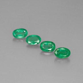 カラットの天然グリーンエメラルド（6×4.2 mm・オーバルカット）