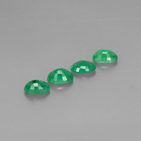 カラットの天然グリーンエメラルド（6×4.2 mm・オーバルカット）