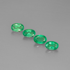 カラットの天然グリーンエメラルド（6.2×4.2 mm・オーバルカット）