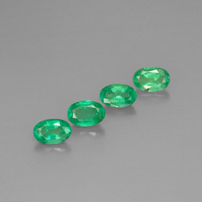カラットの天然グリーンエメラルド（6.2×4.2 mm・オーバルカット）