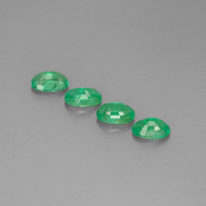 カラットの天然グリーンエメラルド（6.2×4.2 mm・オーバルカット）