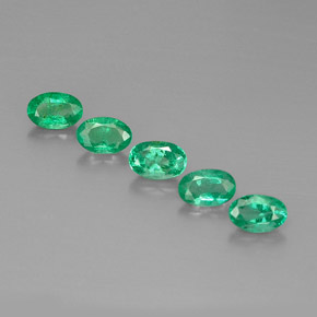 カラットの天然グリーンエメラルド（6×4 mm・オーバルカット）