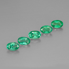カラットの天然グリーンエメラルド（6×4 mm・オーバルカット）