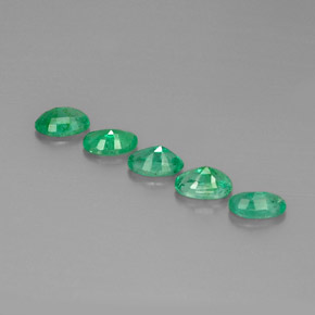 カラットの天然グリーンエメラルド（6×4 mm・オーバルカット）