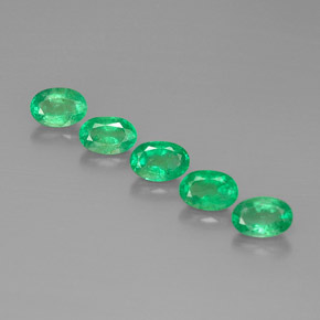 カラットの天然グリーンエメラルド（6×4.1 mm・オーバルカット）