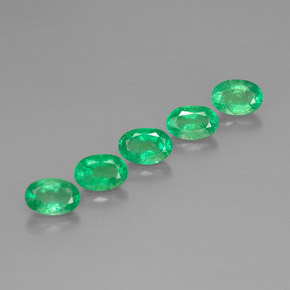 カラットの天然グリーンエメラルド（6×4.1 mm・オーバルカット）