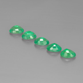 カラットの天然グリーンエメラルド（6×4.1 mm・オーバルカット）